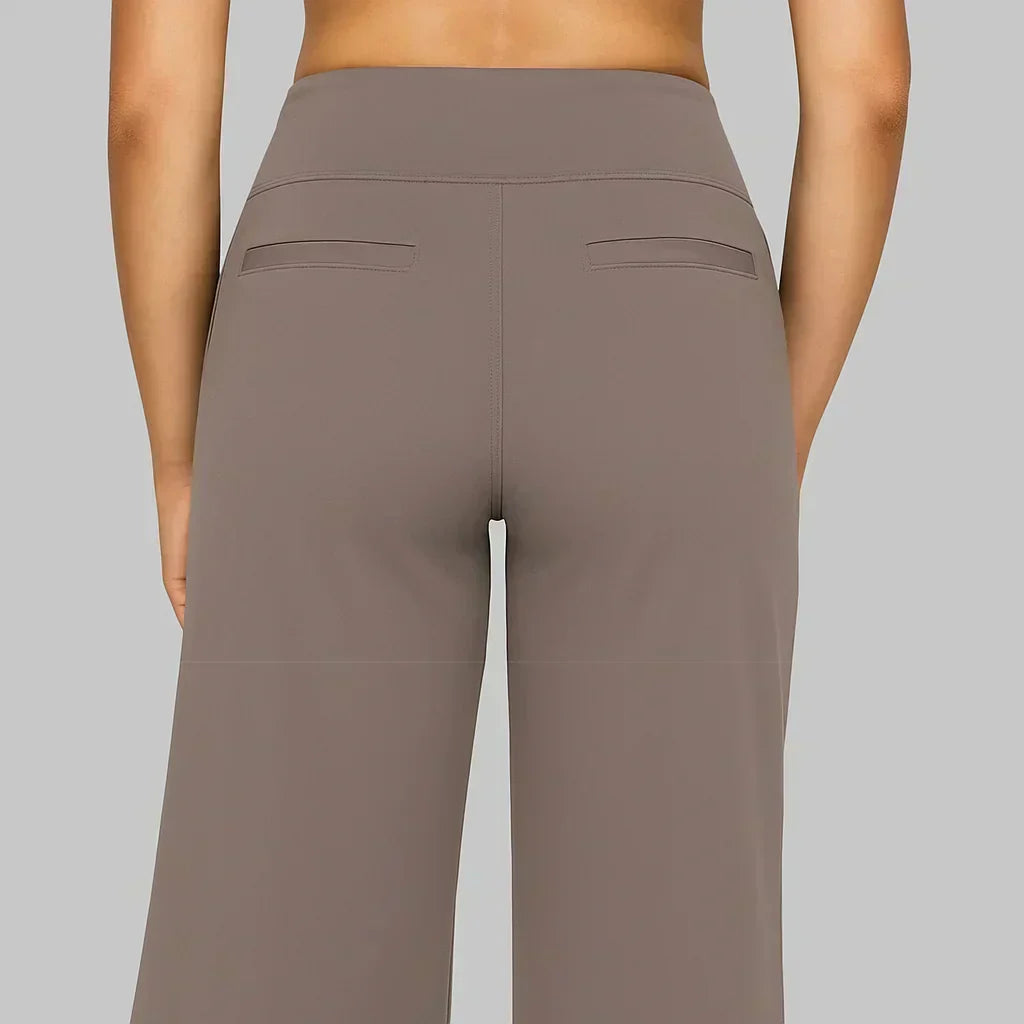 PILAR pantalón extensible, vista trasera — Color: Gris Pardo