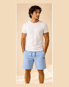 Short Jordi azul cielo en modelo, vista frontal en alta calidad