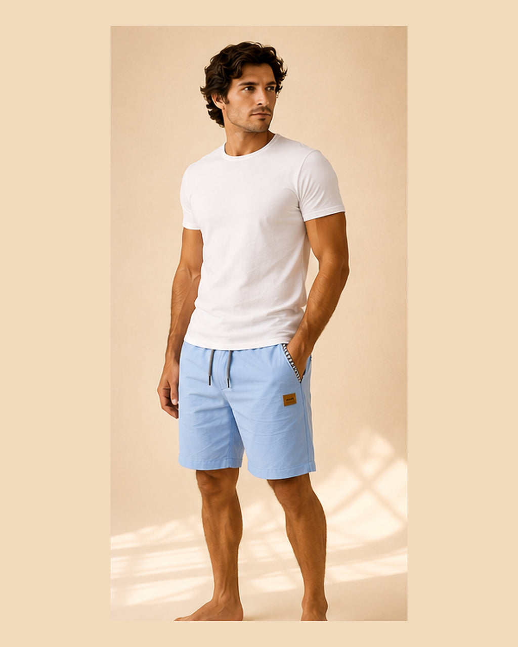 Short Jordi azul cielo en modelo, vista tres cuartos en alta calidad