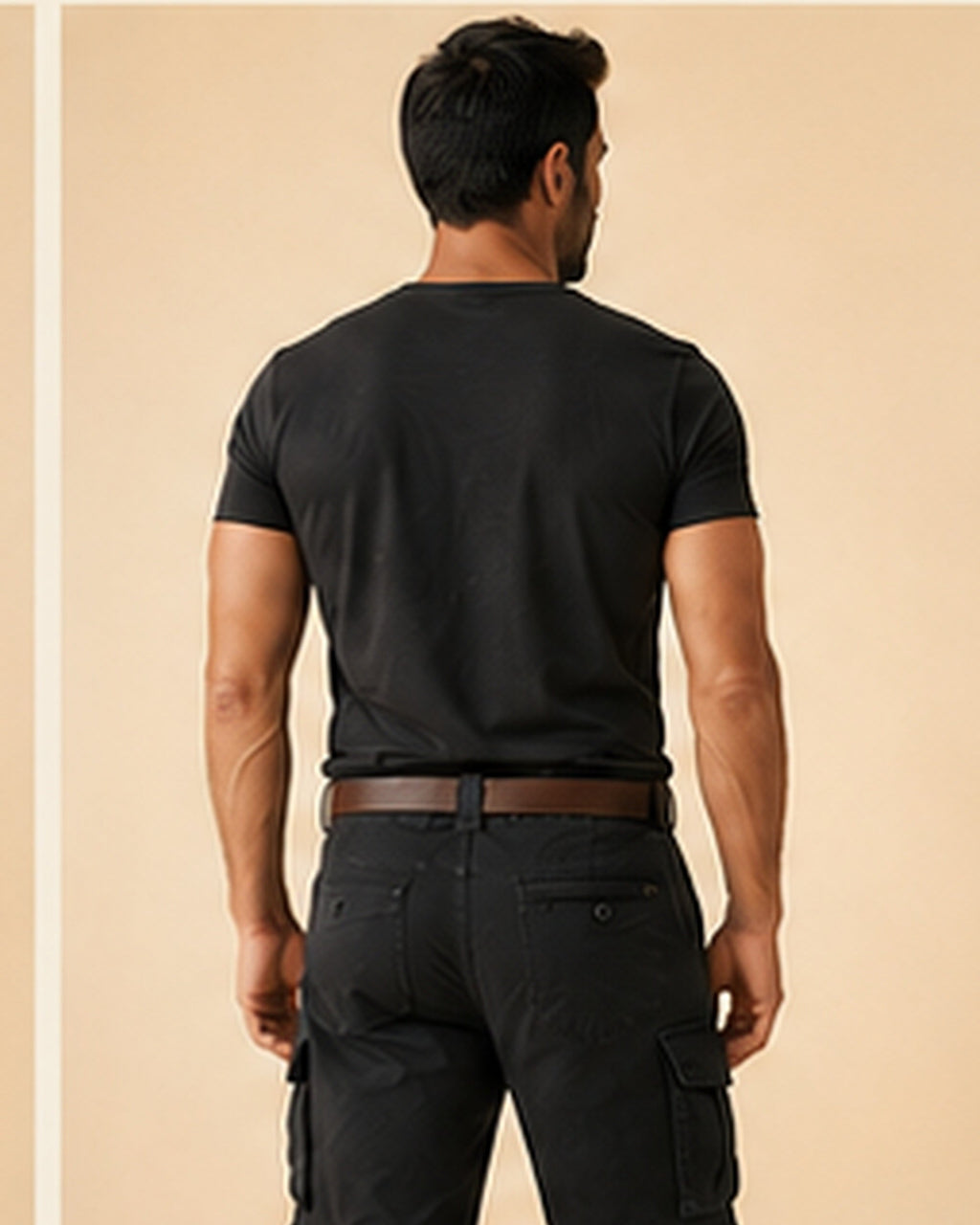 Short cargo Pepe negro en modelo, vista trasera